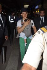 Aamir Khan snapped with baby Azad on 5th Aug 2012 (17).JPG